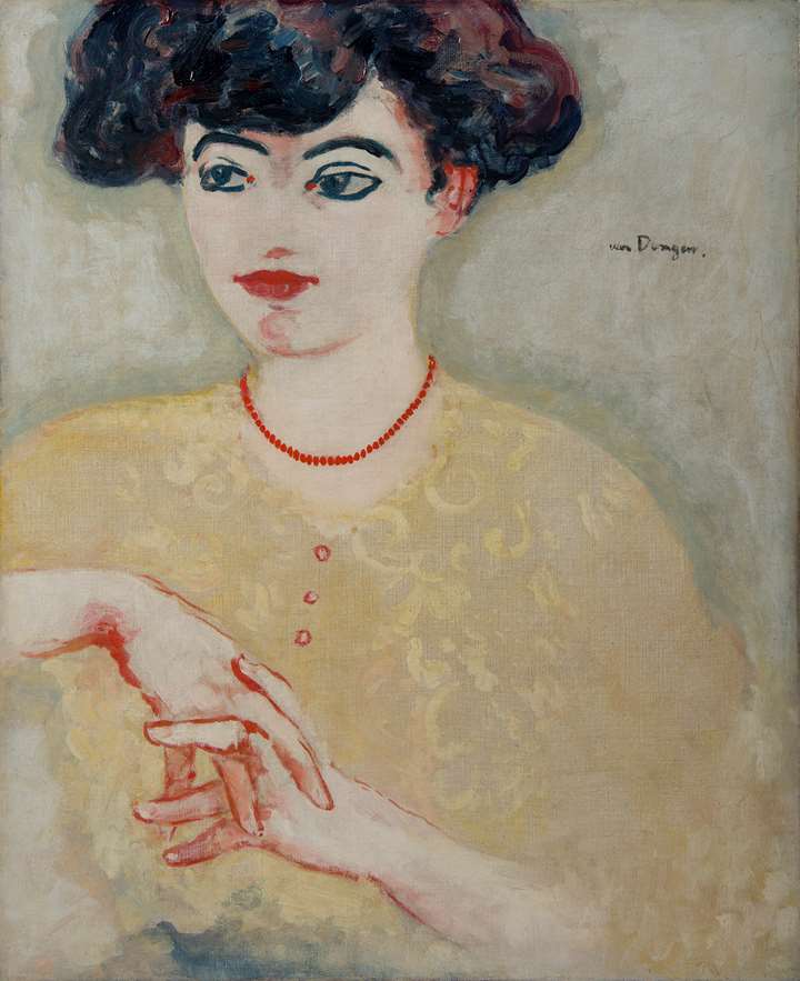 Femme en buste les mains jointes, la Parisienne